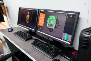Mobilní digitalizační stanice Archa III vyslaná na Ukrajinu umožňuje přímo v terénu vytvářet detailní 3D záznamy ohrožených památek a sbírkových předmětů. (Archa III; Národní muzeum)