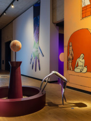 Práci a projekty finalistek a finalistů CGD veřejnosti představí výstavní projekt SHOTBY.US: Space of Desire, který je k vidění od 7. února do 10. března 2025 v Kunsthalle Praha.