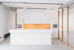 Pohled do kuchyně ateliéru A8000 (Ateliér v panelárně od A8000)