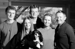 Rodina Roubalova. Zcela vpravo Martin Roubal a vedle Kateřina Roubalová. Společně vedou firmu Roubenky Roubal.