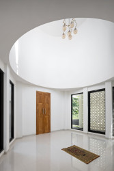 Horní světlo dává pocítit kontakt s bohem. (De Residence Pangandaran, Erik Petrus)