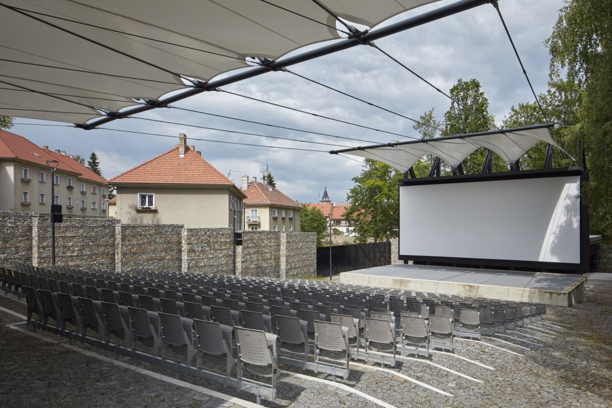 Letní kino Prachatice, Mimosa Architekti: Původní objekty byly pro svůj špatný stav odstraněny a nahrazeny třemi novými objekty