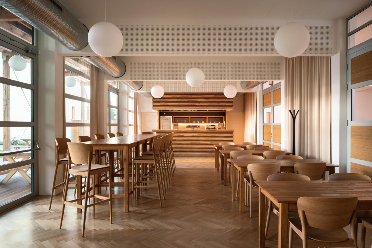 SOKEC v Hrušovanech u Brna, caraa.cz/Atelier KAVA: Pohled do restaurace