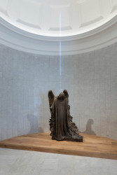 Původní plastická výzdoba kaple byla zachována. (Rekonstrukce obřadní síně na Olšanských hřibitovech; Ateliér Schwestern)