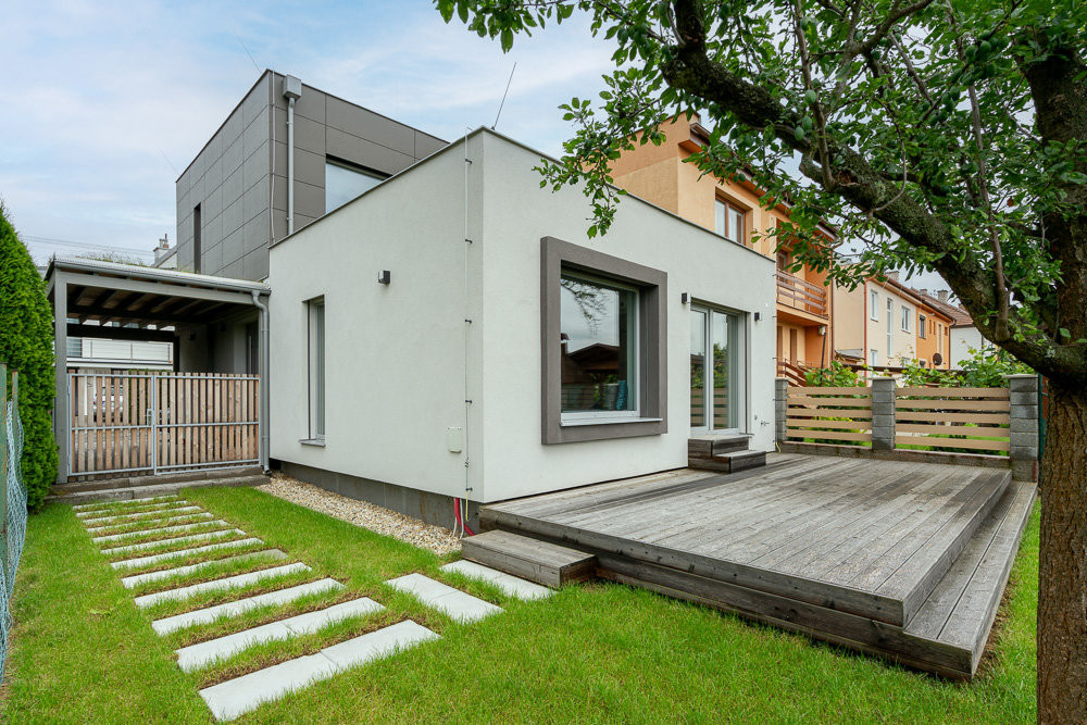 Velký dům na malé pozemku, postavený na zemních vrutech