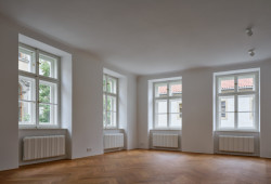 Prosvětlené interiéry s nadčasovými detaily (Rekonstrukce měšťanský dům na Valdštejnském náměstí, Formafatal)