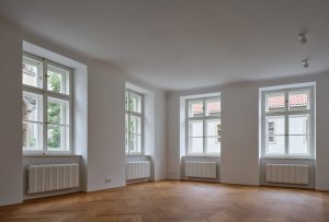 Prosvětlené interiéry s nadčasovými detaily (Rekonstrukce měšťanský dům na Valdštejnském náměstí, Formafatal)