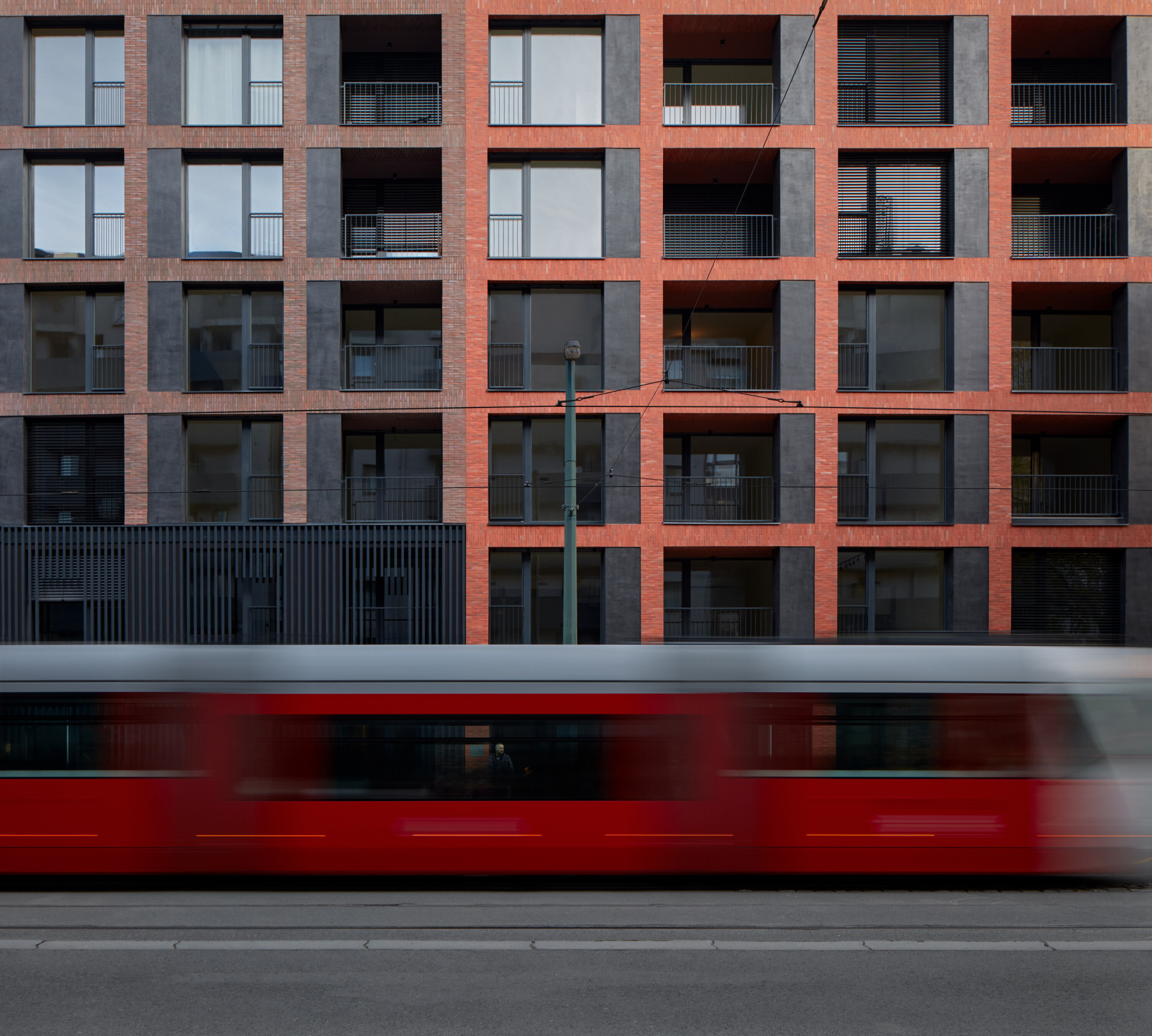 Architekti čerpali z kontur historické budovy, která na parcele kdysi stávala, a připomínají tak původní měřítko i ducha místa. (Bytový dům Iconik, studio Edit!)