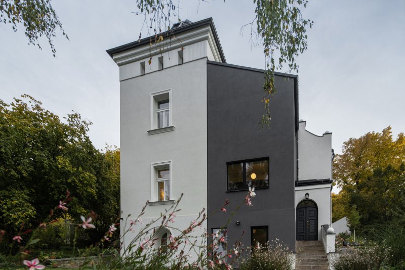 Zrekonstruovaná vila poblíž Prahy od Karnet architekti