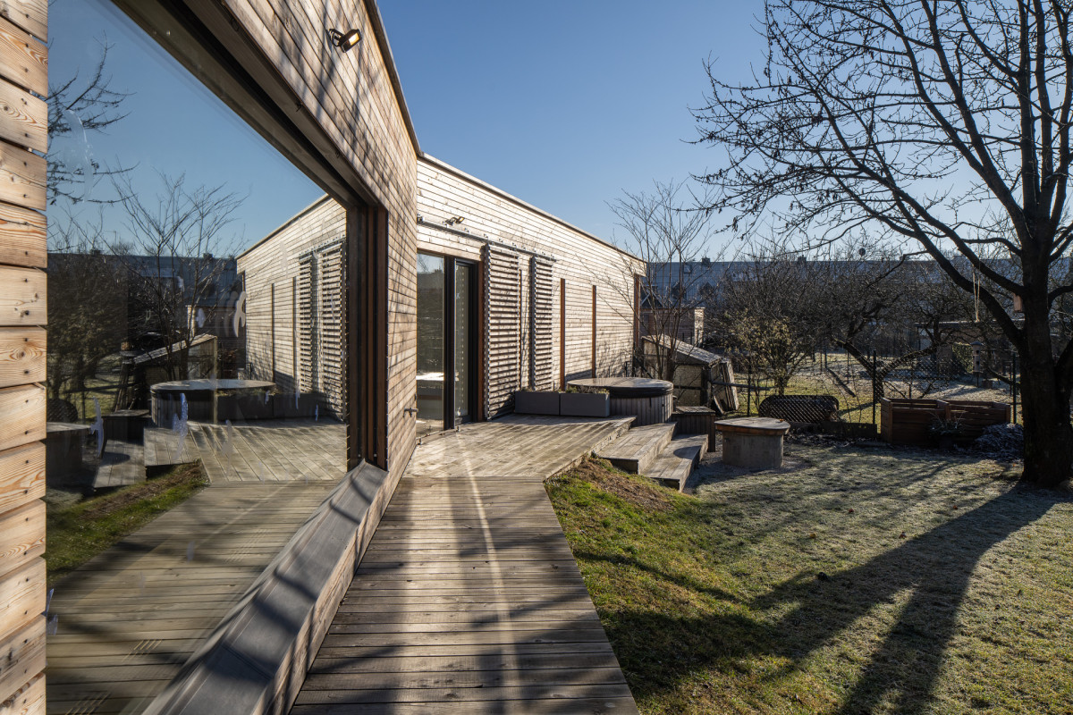 Velkoformátové prosklení stírá hranici mezi interiérem a zahradou (Dům na Hané; MOLO Architekti)