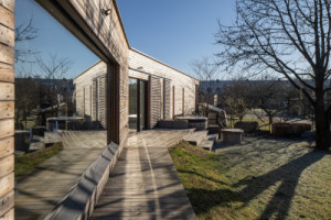 Velkoformátové prosklení stírá hranici mezi interiérem a zahradou (Dům na Hané; MOLO Architekti)