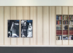 Městský Archiv Delft, Office Winhov, Gottlieb Paludan Architects: Interiéry spodního patra je laděný světlých odstínů s použitím dřeva