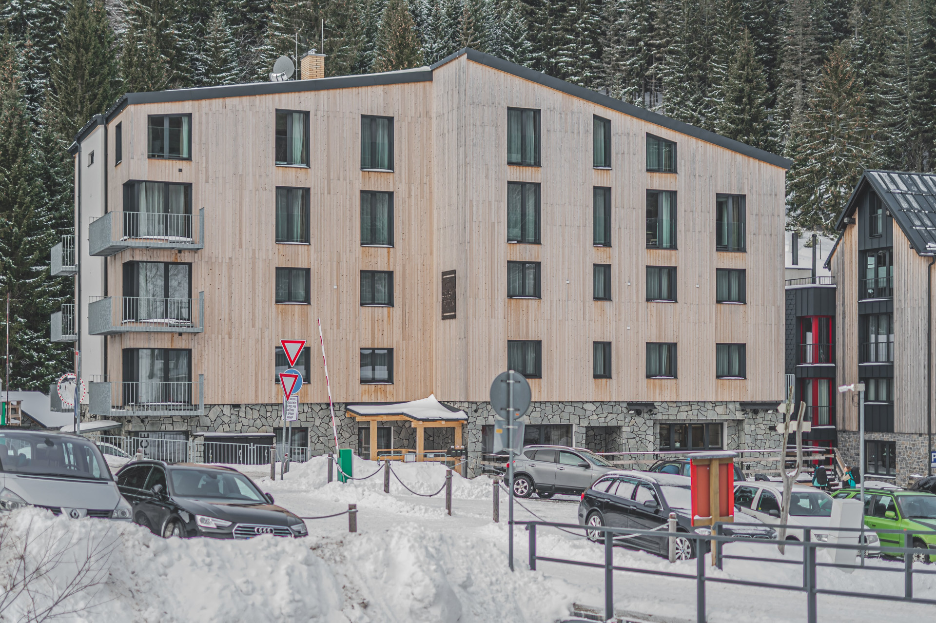 Studio Gebas realizovalo v Peci pod Sněžkou Hotel Zelený potok zahalený do dřeva.