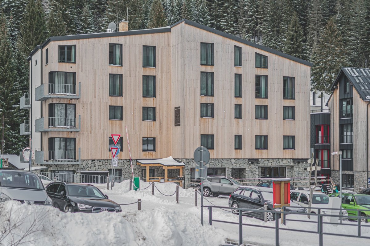 Studio Gebas realizovalo v Peci pod Sněžkou Hotel Zelený potok zahalený do dřeva.