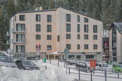 Studio Gebas realizovalo v Peci pod Sněžkou Hotel Zelený potok zahalený do dřeva.