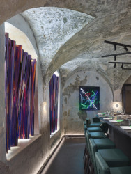 Restaurace Marie B, Olgoj Chorchoj: Anselm Reyle navrhl pro Marii B i růžovo-fialové extravagantní závěsy