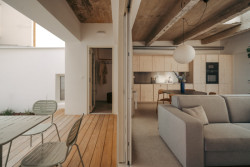 Portál propojující vnitřní a vnější prostor (Byt ve vnitrobloku; BekArch)