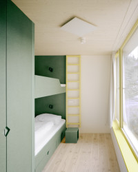 Dům ve svahu, AMUNT Nagel Theissen: Celkově nabízí Dům ve svahu osm rozmanitých míst na spaní pro rodiny, přátele i páry