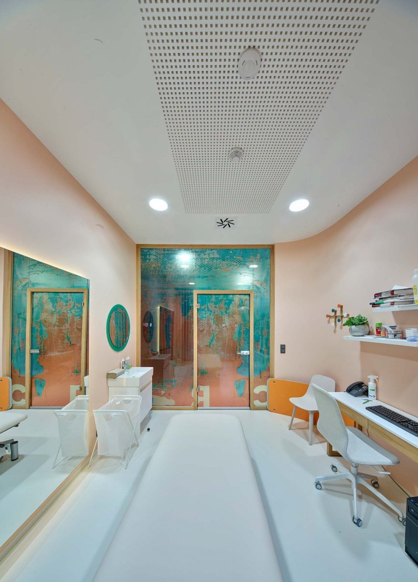 Interiér rehabilitačního centra CRIMED v Poděbradech od designérky Kateřiny Kersey a architektky Lucie Náhlovské