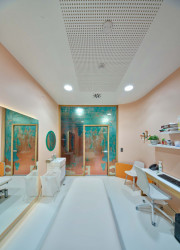 Interiér rehabilitačního centra CRIMED v Poděbradech od designérky Kateřiny Kersey a architektky Lucie Náhlovské