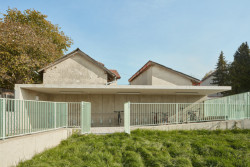 Vzhledem k tomu, že je škola určená pro žáky ze tří obcí, možnost odložit a zamknout někde kola či koloběžky byla nutností. (ZŠ bratří Fričů v Ondřejově; ATELIER 6)