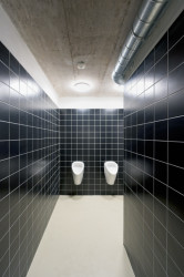 Architekti ze studia INK ARC jsou autory nápadité autobusové zastávky s toaletami v Janských Lázních