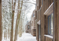 Paleko Arch Studija, PLAZMA Architecture Studio, dřevěné domky Rasu u Vilniusu,strana přiléhající k potoku, foto