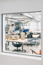 Pohled do modelárny (Ateliér v panelárně od A8000)