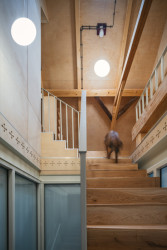 Vnitřní schodiště (Komunitní centrum v bývalé stodole, studio Raketoplán)