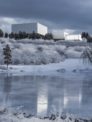 Vítězný návrh architektonického studia JIKA-CZ s.r.o. na depozitární komplex Národní galerie Praha. Vizualizace: monolot