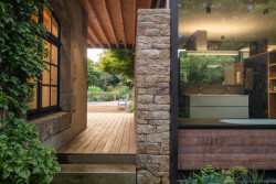 Další přístavba je v kontrastu k historickým částem. (Rekosntrukce domu v Bretani, MOLO ARCHITEKTI)