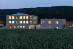 Škola a školka v Letech, Architekt Ondřej Tuček: Šedivé fasády pak ozvláštňují barevné okenní rámy a žaluzie – na školce červené, na škole žluté.