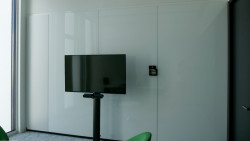 V kancelářích našlo uplatnění Lacobel White Pure, které lze využívat také jako bílou tabuli. (Administrativní budova BNP Paribas Fortis Montagne du Parc v Bruselu)