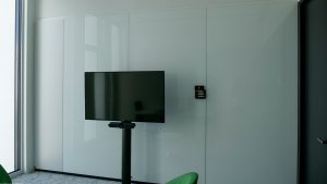 V kancelářích našlo uplatnění Lacobel White Pure, které lze využívat také jako bílou tabuli. (Administrativní budova BNP Paribas Fortis Montagne du Parc v Bruselu)