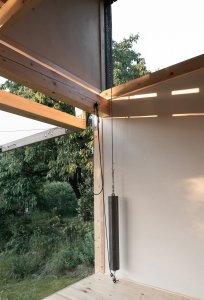 „Mechanismus vyklápění panelu sestává z ocelových lanek, kladkových koleček a protizávaží, díky kterému zvládne celou fasádu snadno otevřít jeden člověk,“ popisují svůj technický „vynález“ architekti z ateliéru BYRÓ.