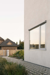 Pro celý rodinný dům byla zvolena jemná barevná paleta. (Rodinný dům v Radotíně, Papundekl architekti)