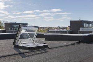 Díky otevírání do úhlu 60° poskytuje snadný a bezpečný přístup na střechu při servisu či opravách.