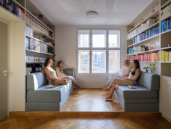 Sezení je na vyvýšeném podiu. (Rekonstrukce bytu v Praze, No Architects)