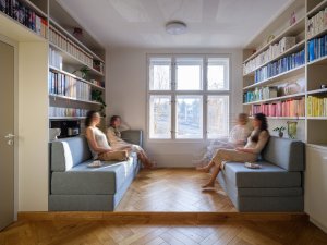 Sezení je na vyvýšeném podiu. (Rekonstrukce bytu v Praze, No Architects)