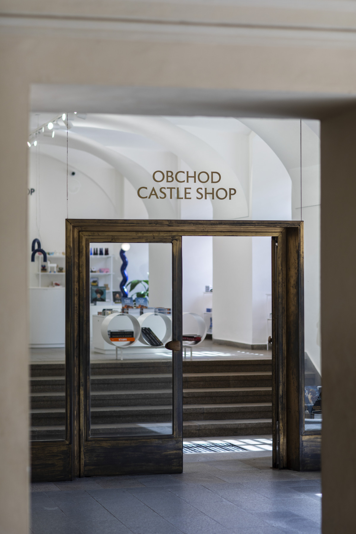 Na Pražském hradě se letos otevřel nový Design Shop podle návrhu designéra Miroslava Nachlingera. (Design Shop Pražského hradu; Miroslav Nachlinger)