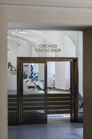 Na Pražském hradě se letos otevřel nový Design Shop podle návrhu designéra Miroslava Nachlingera. (Design Shop Pražského hradu; Miroslav Nachlinger)