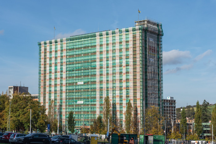 Baťův mrakodrap ve Zlíně se dočkal nové fasády. Lešení pro rekonstrukci dodala společnost PERI.