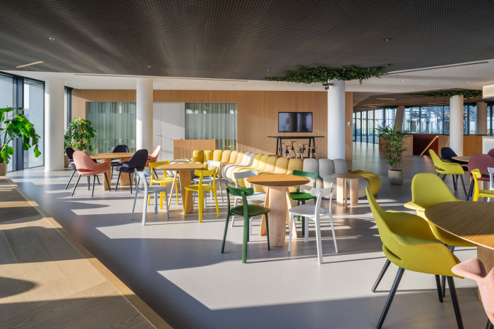 Kanceláře firmy SCS Software zabírají horní patra budovy Roztyly Plaza. 