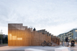 Revitalizace areálu kasáren ve Vysokém Mýtě, Barbora Srpková, Martin Lukáč: Zároveň funguje jako vyhlídka, odkud je hezký výhled na červenou hrací plochu a celý nový areál