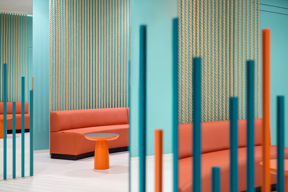 Interiér rehabilitačního centra CRIMED v Poděbradech od designérky Kateřiny Kersey a architektky Lucie Náhlovské