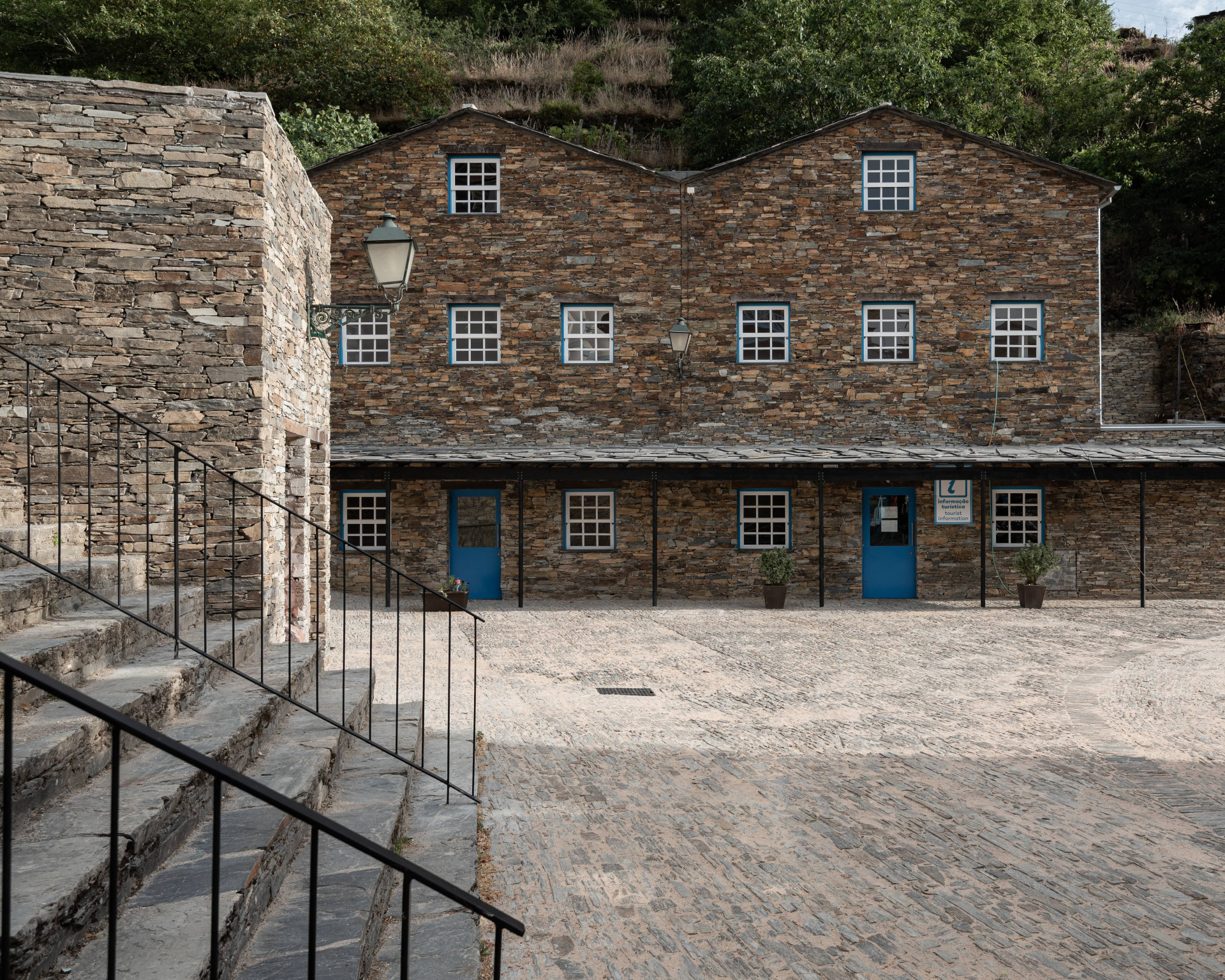 Architekti z ateliéru Branco del Rio ve vesnici vybudovali taky turistické informační centrum, sídlí v jednom z původních domů a má pomoci do vesnice přilákat návštěvníky.