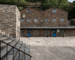 Architekti z ateliéru Branco del Rio ve vesnici vybudovali taky turistické informační centrum, sídlí v jednom z původních domů a má pomoci do vesnice přilákat návštěvníky.