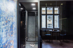 Vršovická dvojčata, Studio Reaktor: "modrák" je oblečený do tmavých odstínů. Modrou doplňují černé doplňky a kouřové sklo