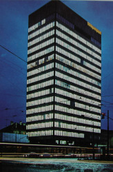 Zdeněk Kuna / Olivier Honke-Houfek / Zdeněk Stupka: Strojimport, 1961-1971, noční pohled na svítící fasádu na dobovém snímku. Zdeněk Kuna: Československý zastupitelský úřad, Milán, 1971 až 1976, dobová fotografie.