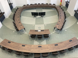 ATELIER SCHMIDT navrhl rekonstrukci společenského sálu v budově děčínského magistrátu.